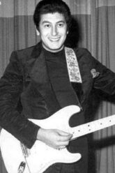 عازف القيثارة عمر خورشيد